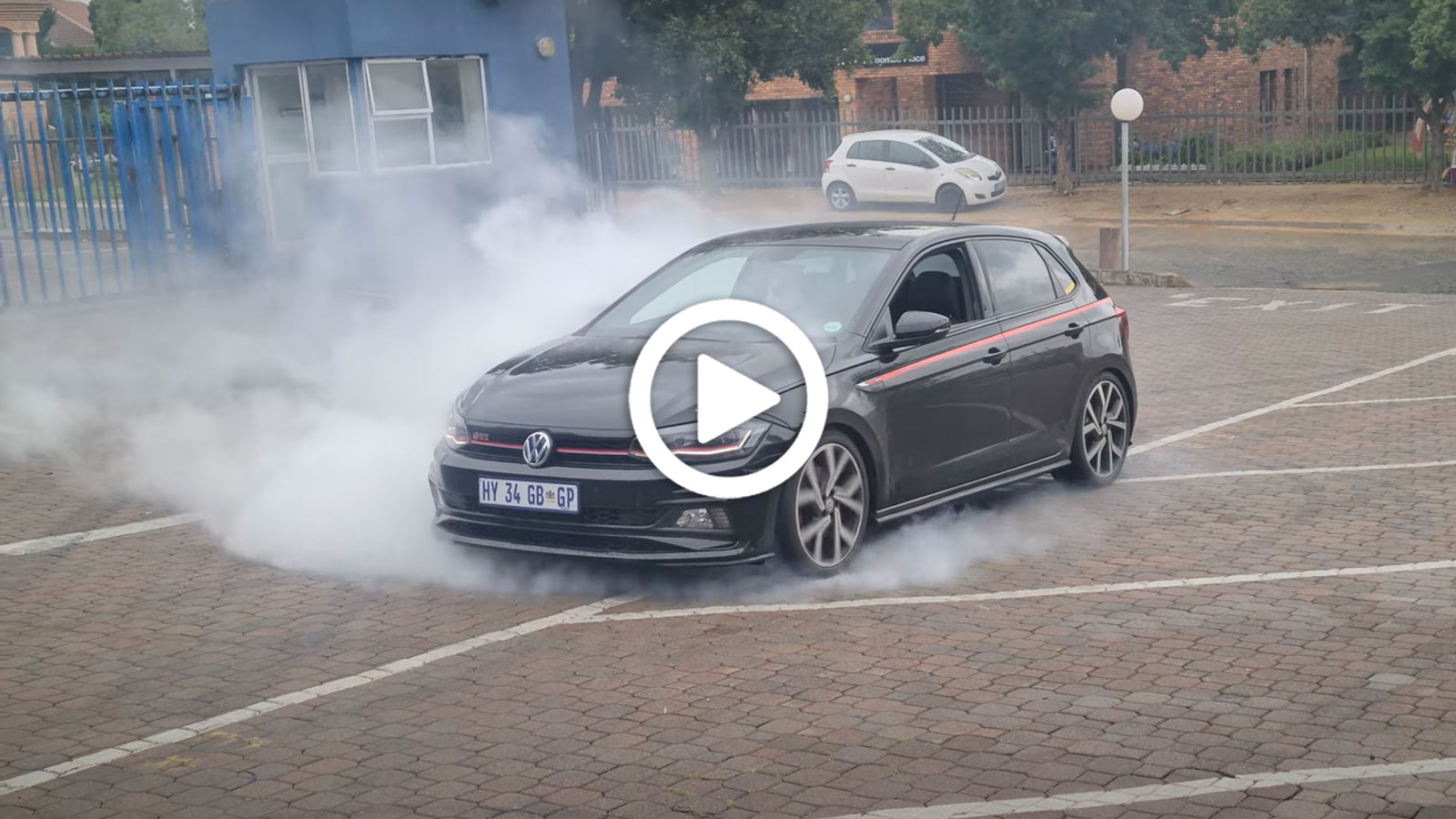 Polo GTI πουλάει μούρη «καίγοντας» λάστιχο