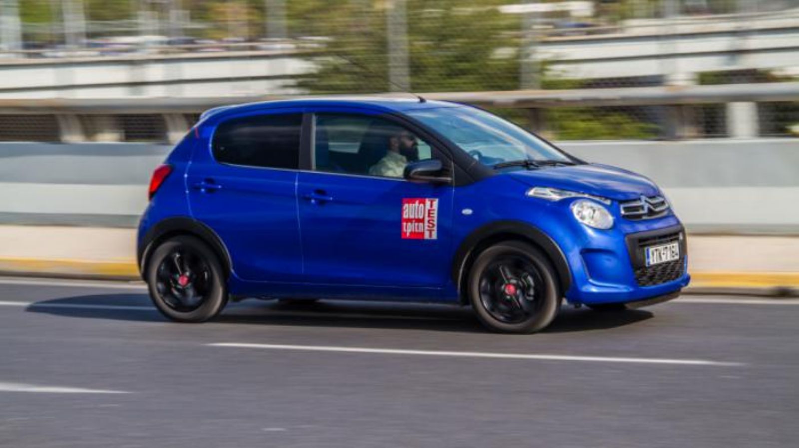 Με ελάχιστο κύκλο στροφής στα 4,8 μέτρα το Citroen C1 εγγυάται άνετη και ευχάριστη οδική συμπεριφορά.