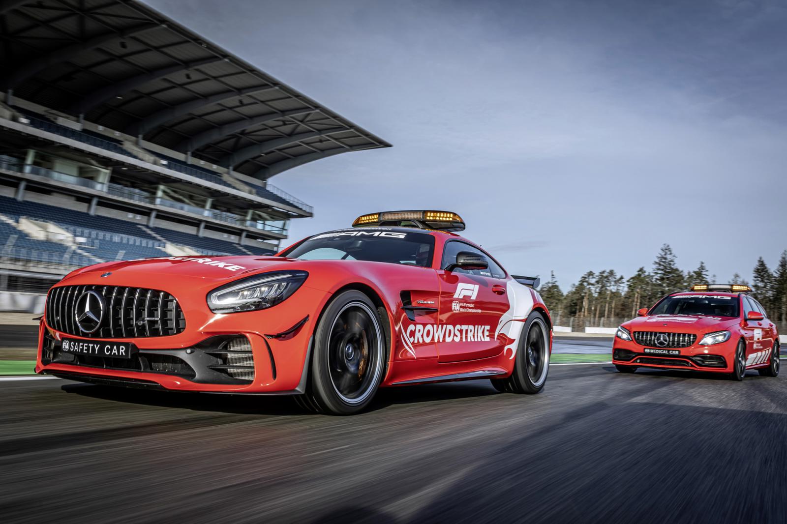 Κόκκινα τα βοηθητικά οχήματα της Mercedes για την F1