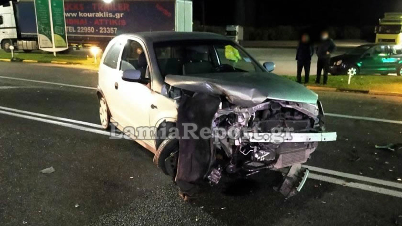 Μετά τη σφοδρή σύγκρουση των δύο οχημάτων, από την οποία καταστράφηκε το μπροστά μέρος του Opel Corsa του ηλικιωμένου οδηγού, το ένα αυτοκίνητο ντεραπ