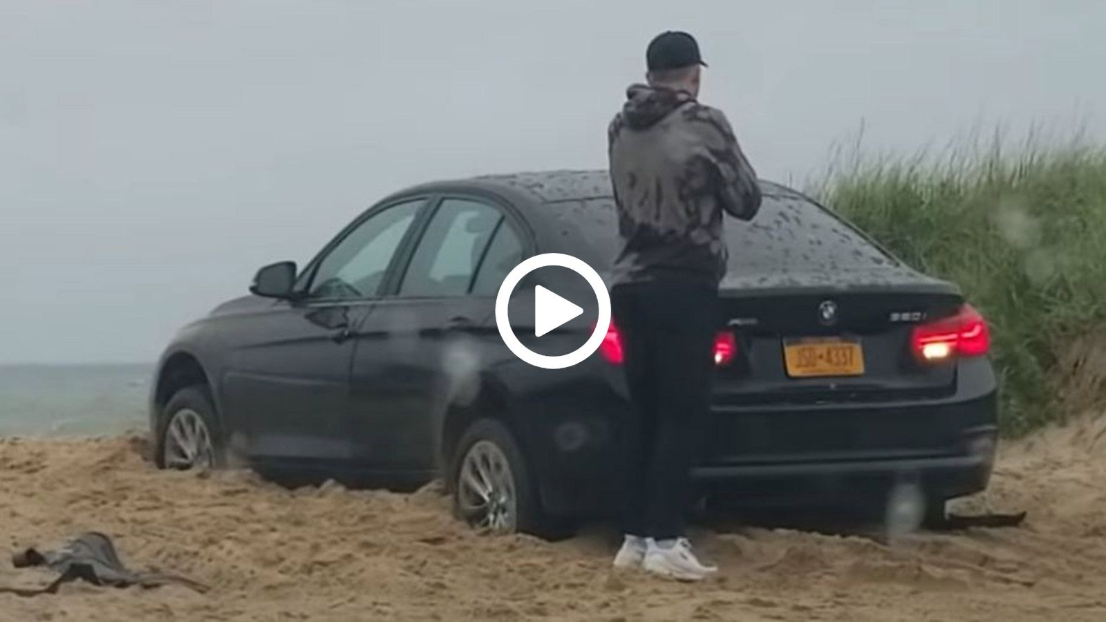 Γκαντέμης & άμπαλος κλειδώνεται έξω από BMW