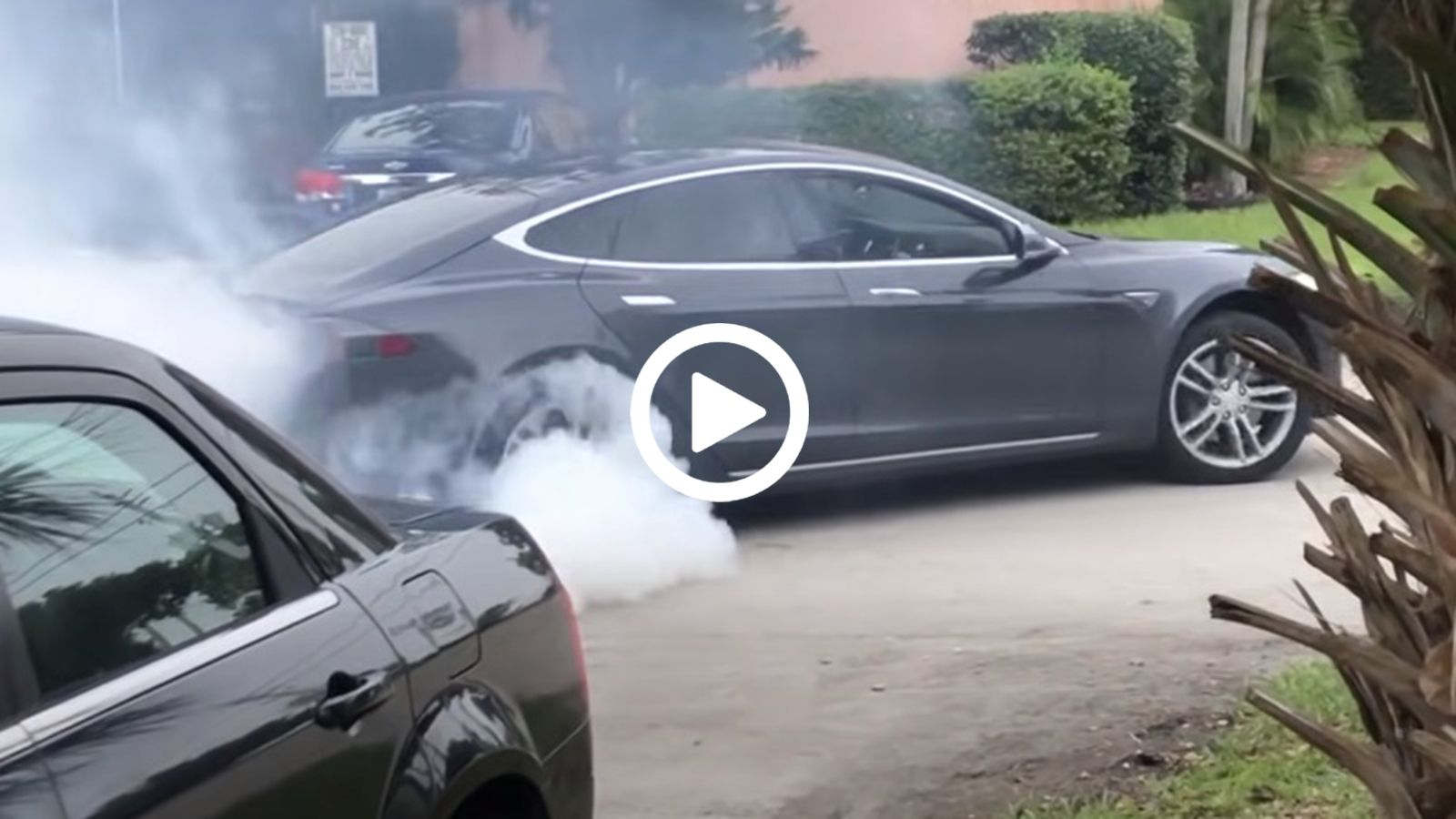 Άκουσε ένα Tesla Model S να καίει λάστιχο