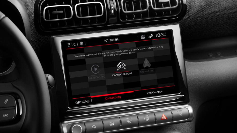 Στην μοντέρνα καμπίνα του γαλλικού B-SUV δεσπόζει η νέα, μεγαλύτερη οθόνη αφής του infotainment που έχει μέγεθος 9 ιντσών και λειτουργεί σε μεγαλύτερε