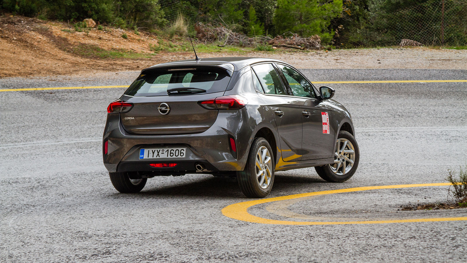 Το Opel Corsa έχει ουδέτερη και προβλέψιμη συμπεριφορά, με το ελαφρύ τιμόνι και το ανάλαφρο πάτημα να βοηθούν στην ευκολία ευελιξία του.