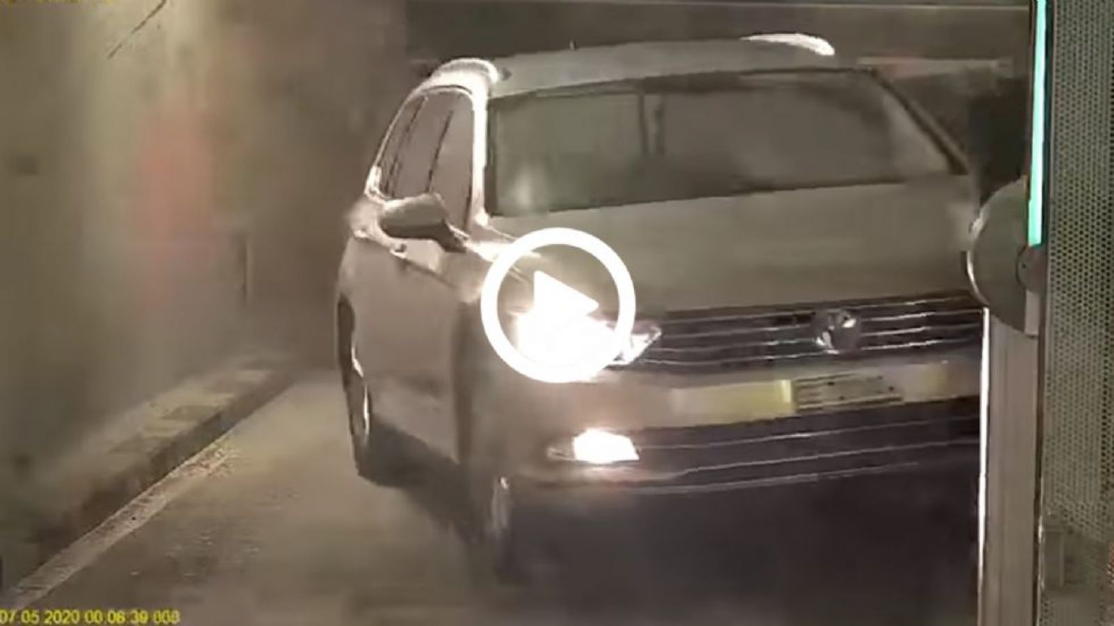 Passat σε πανικό μέσα σε είσοδο parking