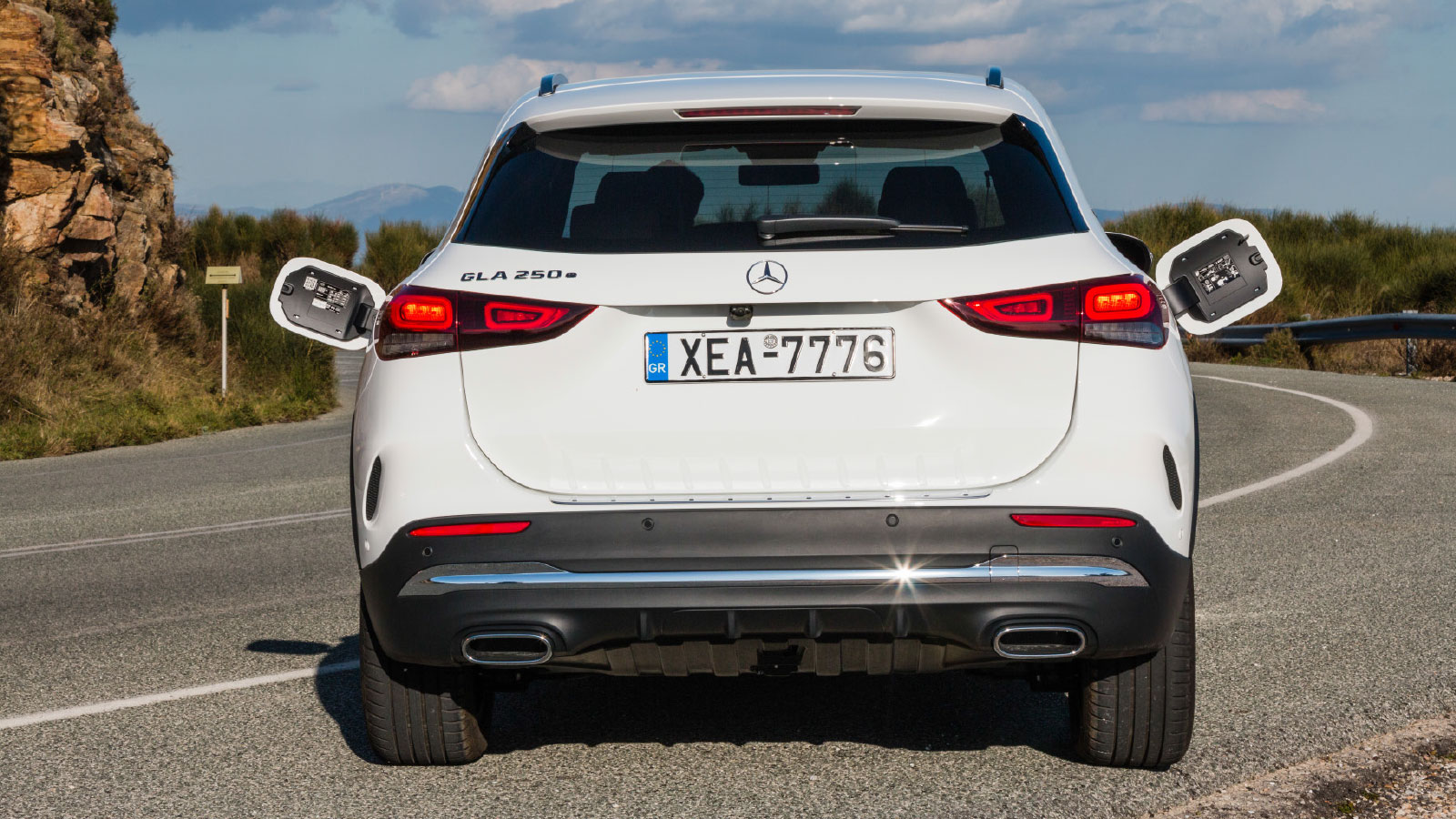 Τα plug-in hybrid (PHEV) μοντέλα συνδυάζουν κινητήρα εσωτερικής καύσης με ηλεκτροκινητήρα και μπαταρίες, όντας ικανά να 
κινηθούν μόνο με ρεύμα για 