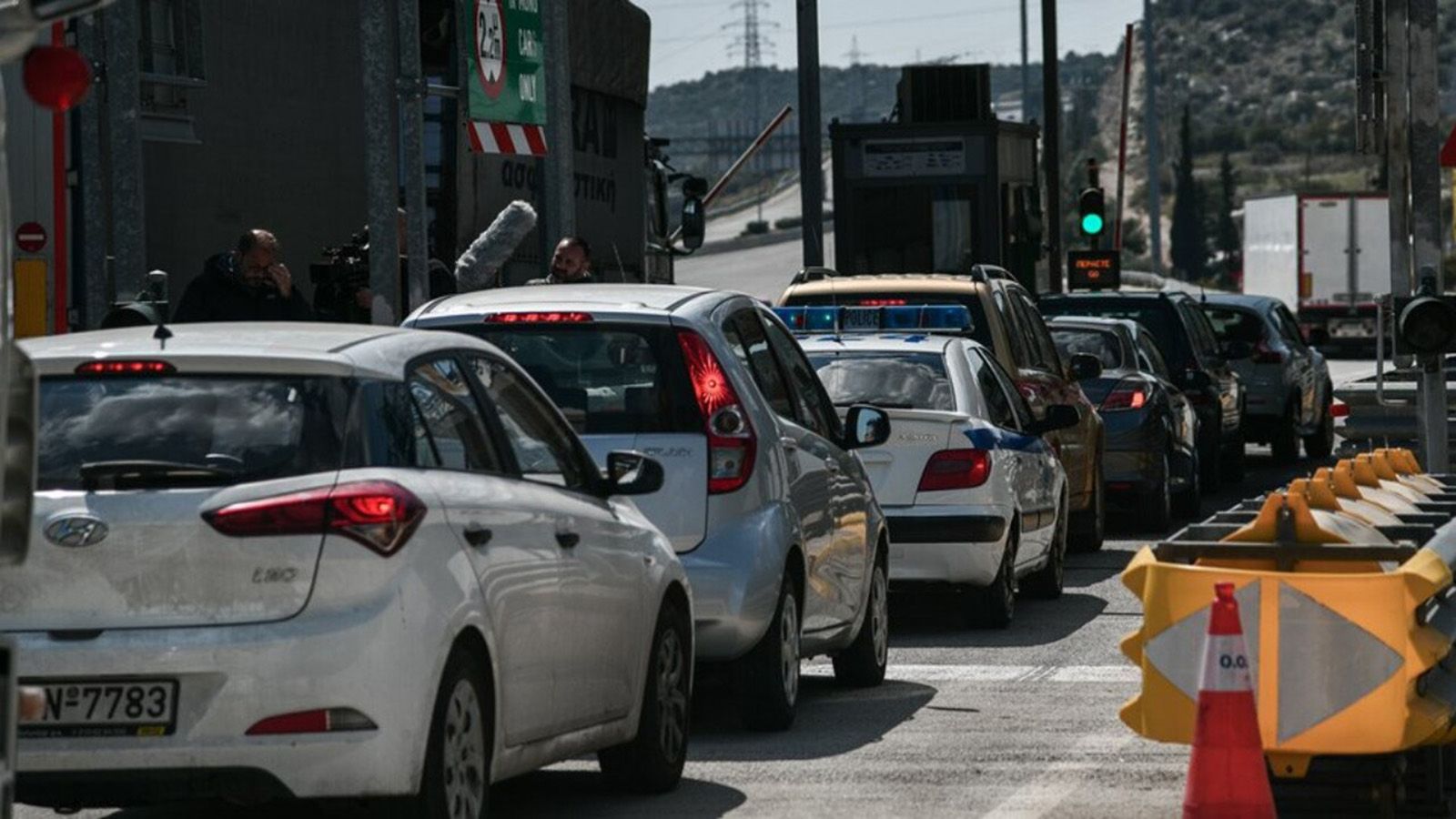 Ουρές χιλιομέτρων στα διόδια της Αττικής 