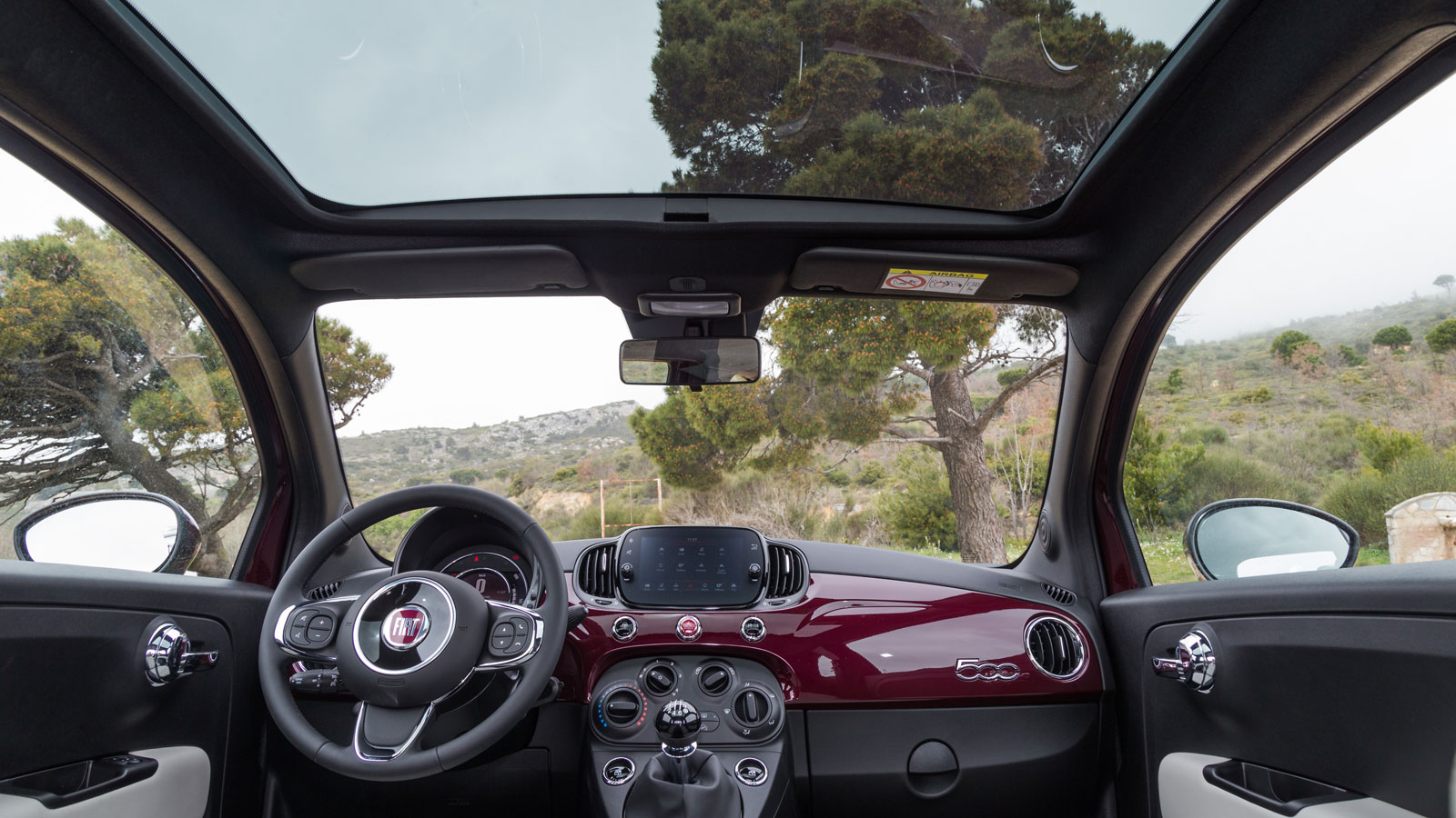 Το εσωτερικό του 500 Dolcevita είναι μοντέρνο με πολύ καλή ποιότητα κατασκευής και στο κλίμα της εποχής με 7άρα οθόνη. Η μεγάλη πανοραμική ηλιοροφή το