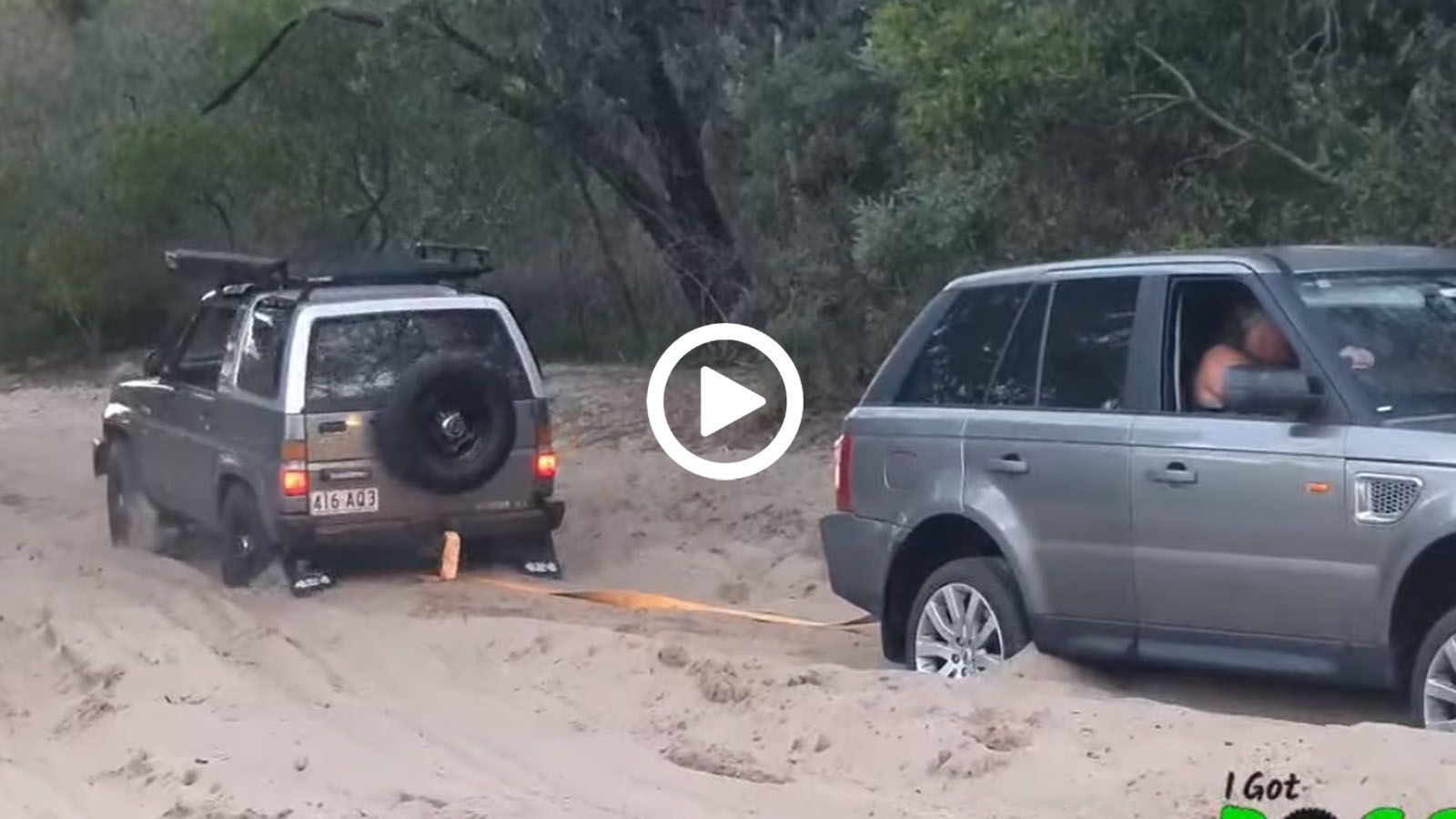 Μικρό Daihatsu σώζει Land Rover από την άμμο