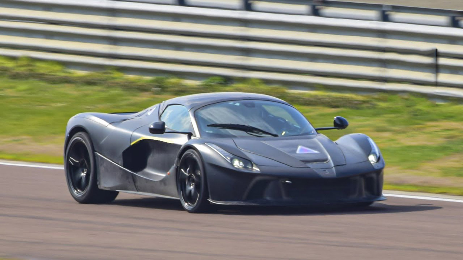 Στην πίστα η διάδοχος της LaFerrari (+vid)