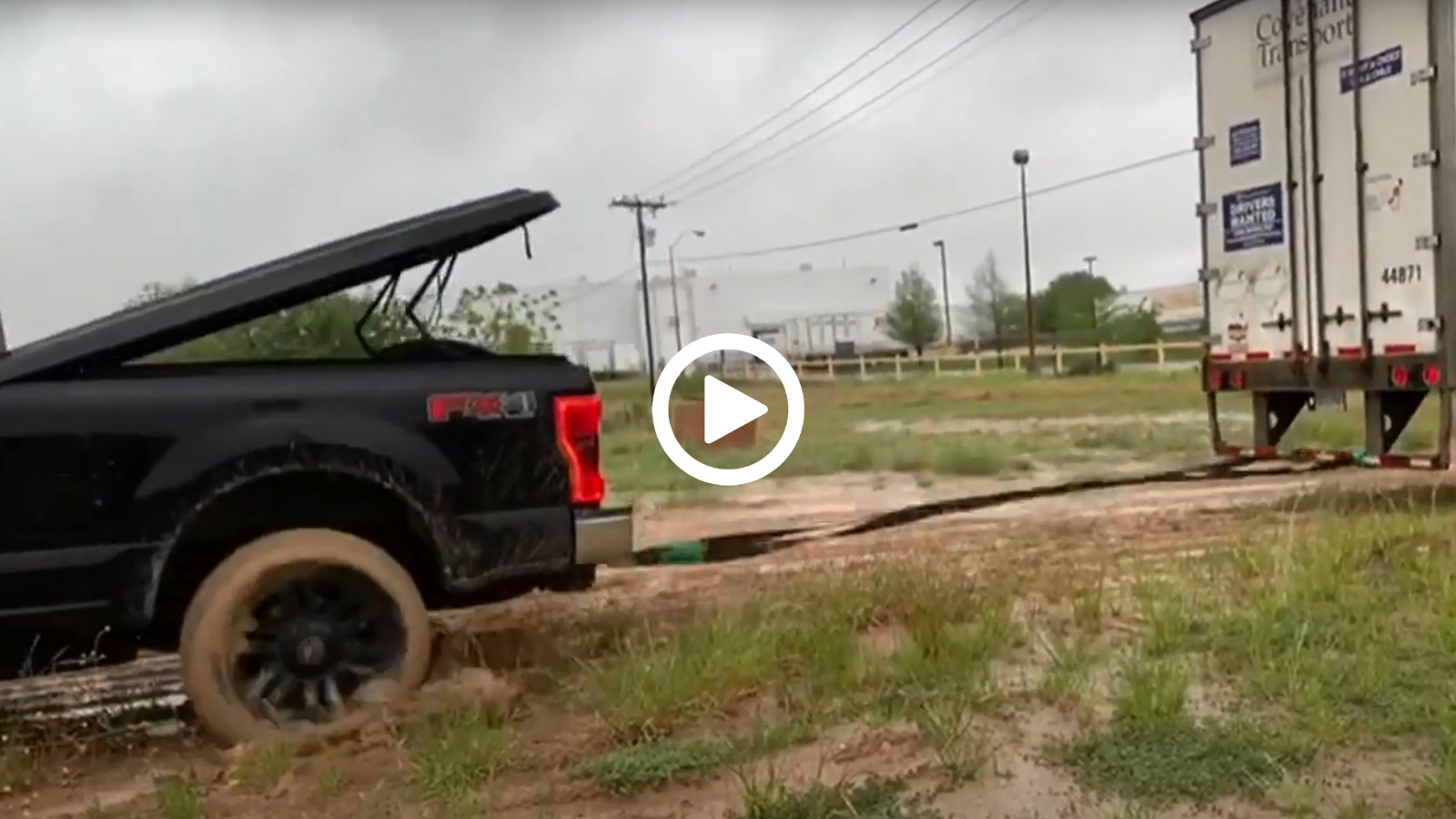 Ford F-250 «ξελασπώνει» νταλίκα