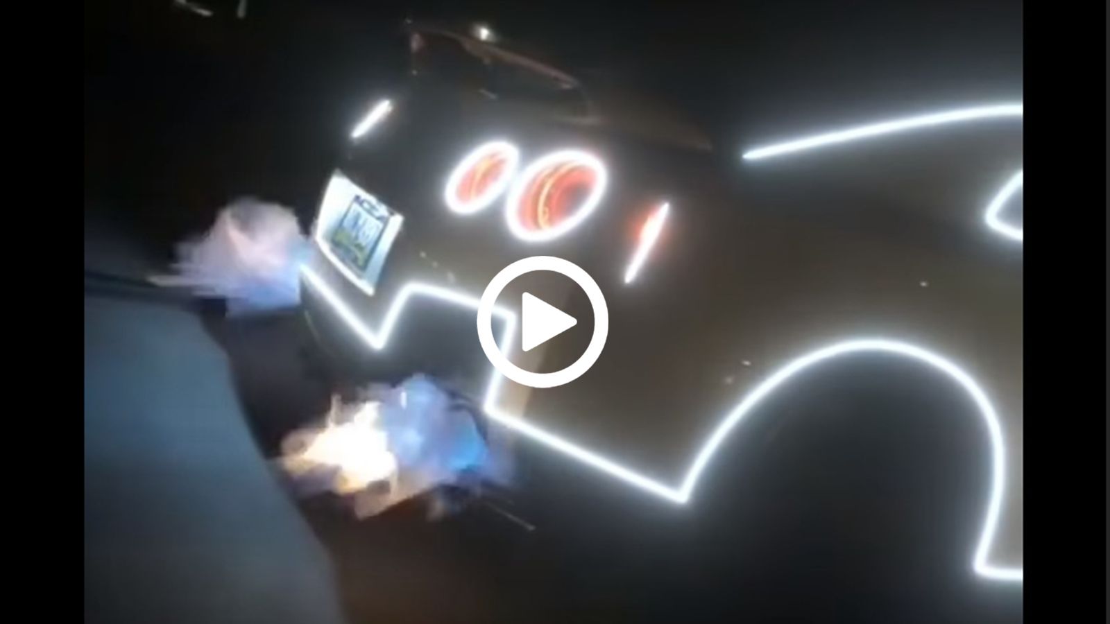 Nissan GT-R γέμισε με λαμπιόνια για χάρη των γιορτών