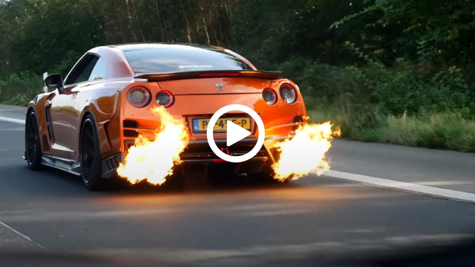 GT-R «δυναμίτης» βγάζει φωτιές και πυροβολά ασταμάτητα