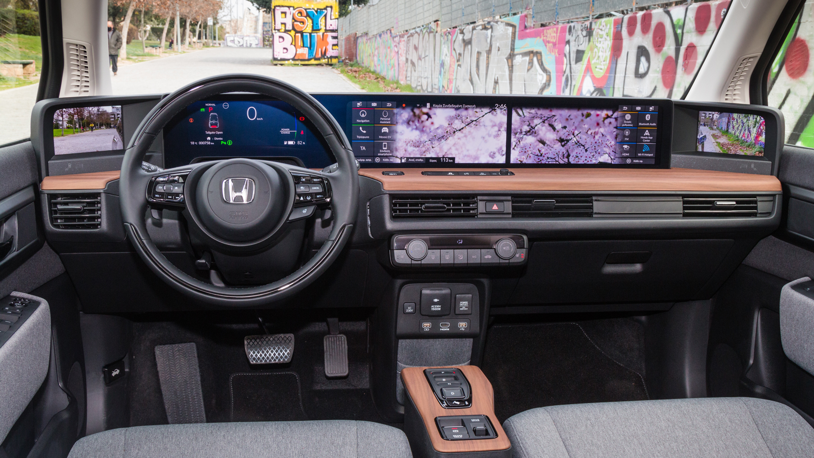 Το εσωτερικό του Honda e είναι ό,τι πιο προηγμένο και digital έχετε δει, με το ταμπλό να ενσωματώνει 5 οθόνες, με αυτές του infotainment να είναι σχεδ
