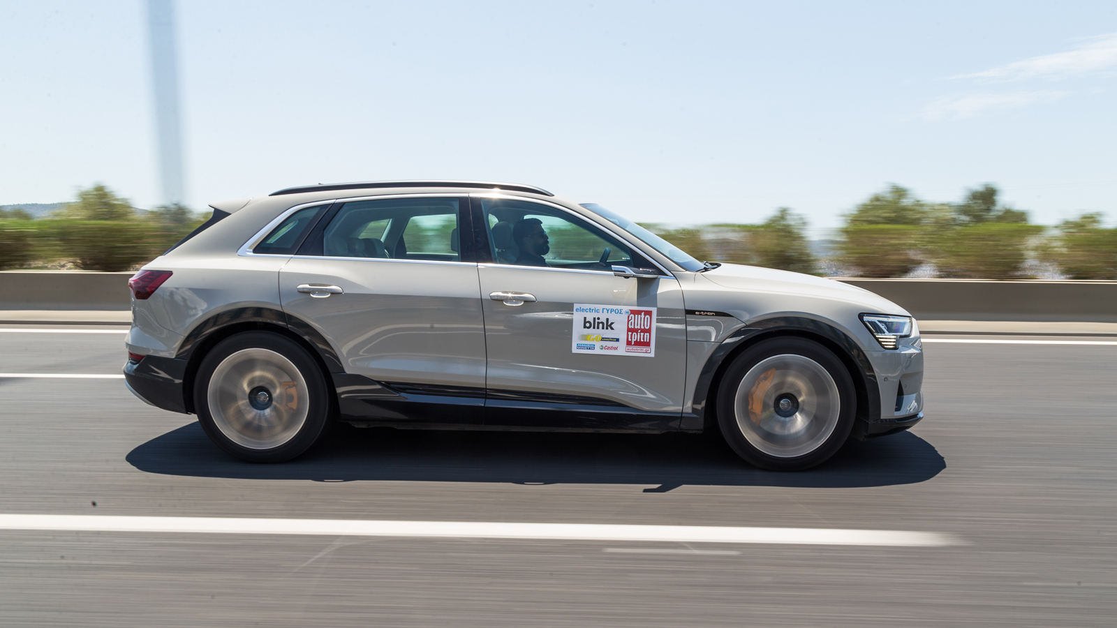 Μαγικό χαλί θυμίζει το  Audi e-tron κυρίως με τον τρόπο που κυλάει τους τροχούς του στο δρόμο και την ησυχία που προσφέρει. Oι επιδόσεις του είναι εξα