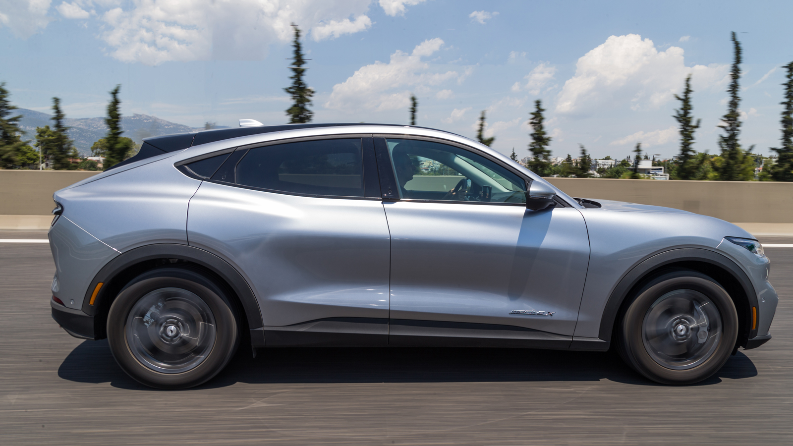 H Μustang Mach-E είναι σφιχτή και άνετη όσο πρέπει οδηγικά, ώστε να σε κερδίσει με τον οδηγικό της χαρακτήρα προσφέροντας απολαυστική αίσθηση και συμπ