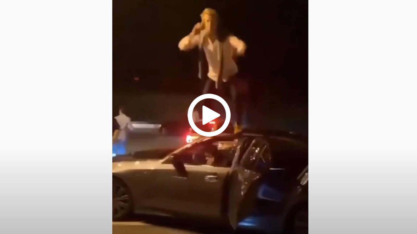 Έκανε τον πίθηκο και το... πλήρωσε!