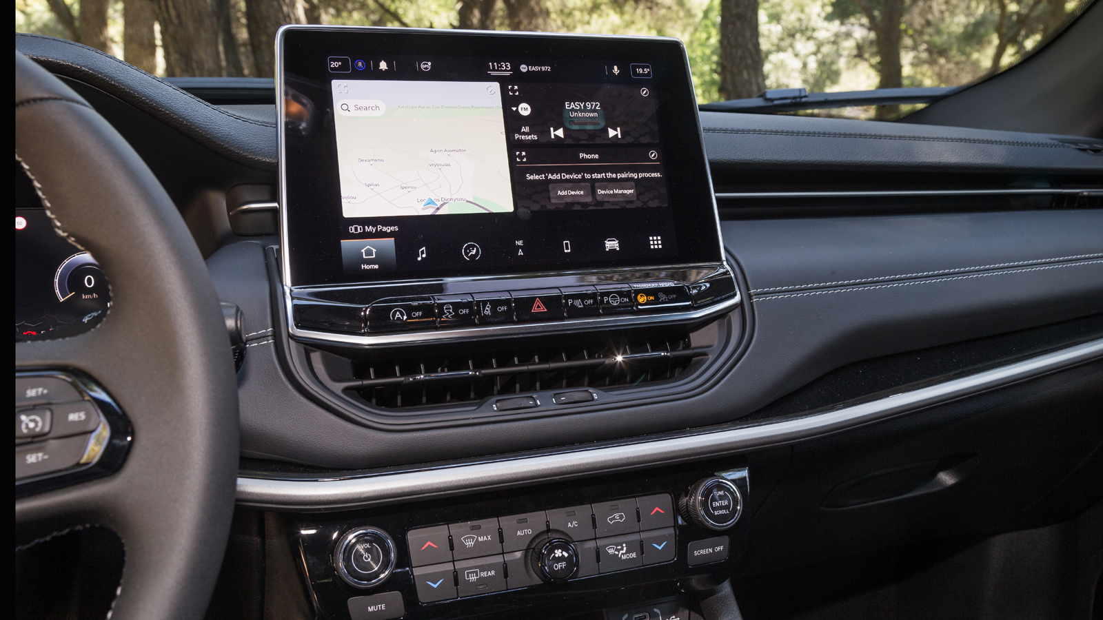 Η οθόνη του συστήματος infotainment «ξεκόλλησε» από το ταμπλό και προσδίδει πιο high-tech και premium εικόνα συνολικά βελτιώνοντας παράλληλα και την ε