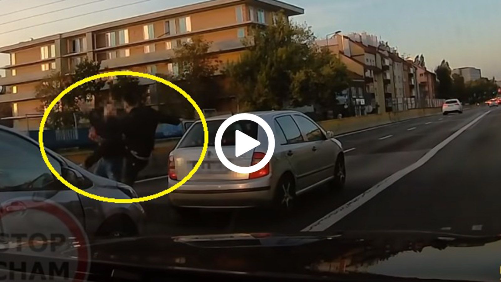 Αρχισε τις καρατιές στη μέση του δρόμου