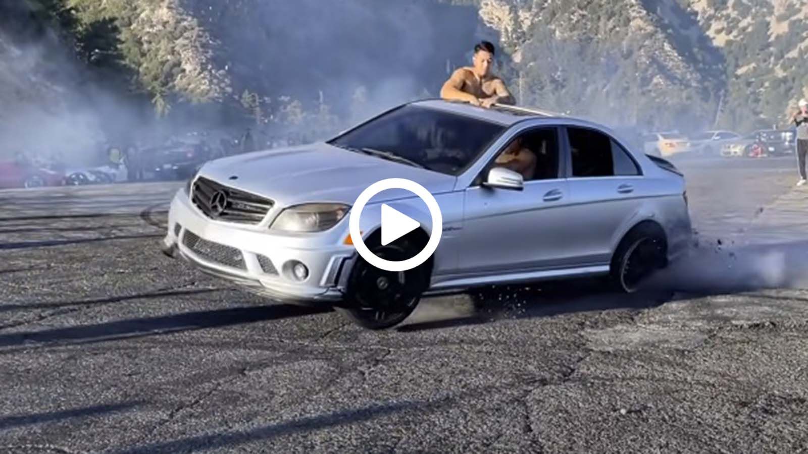 Ανεγκέφαλος καταστρέφει Mercedes-AMG C 63 εις διπλούν