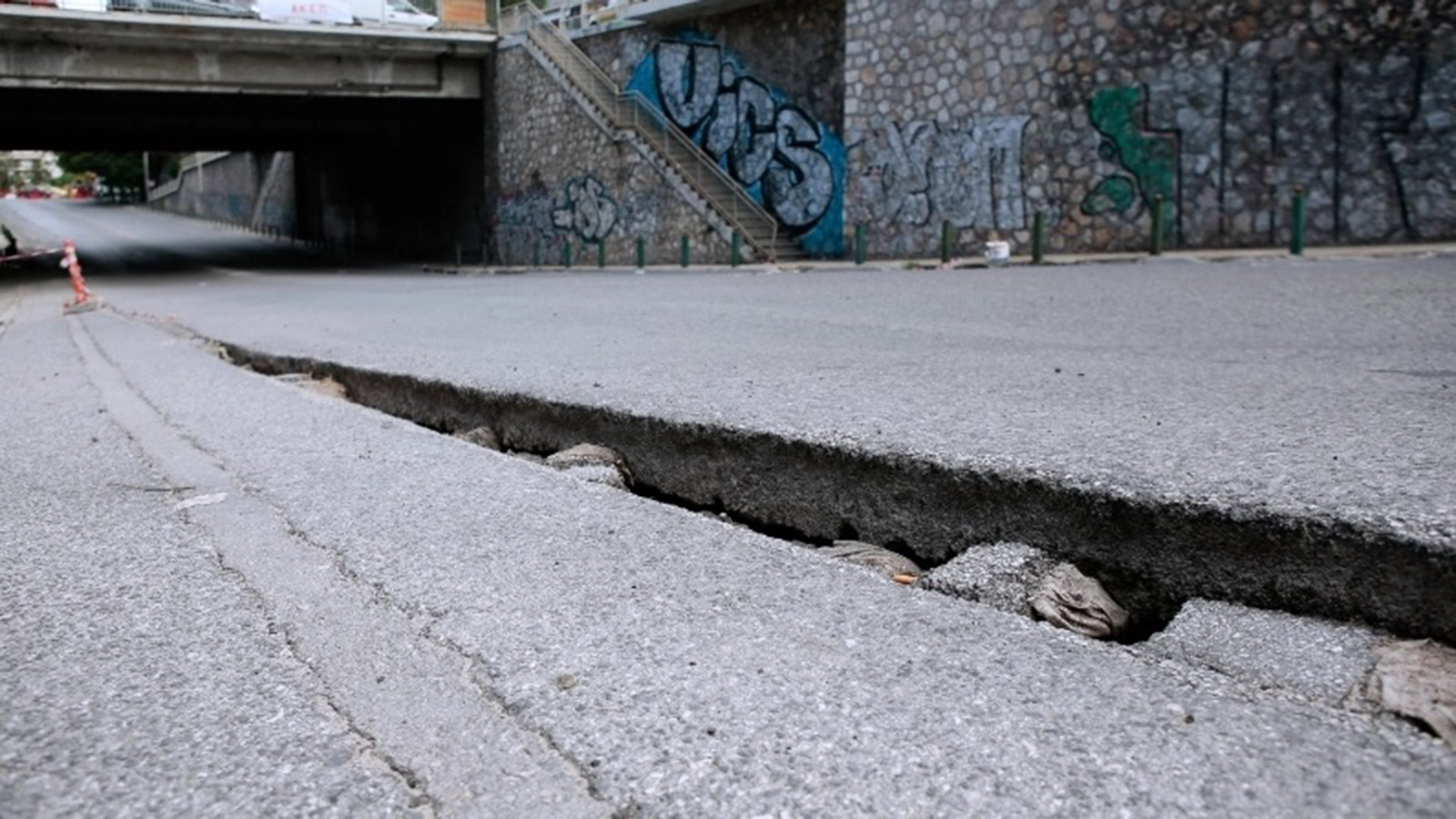 Έκλεισε κεντρικός δρόμος στα Πατήσια λόγω καθίζησης!   