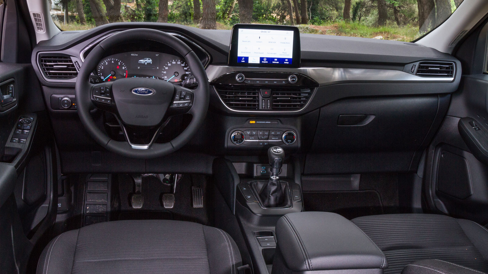 Η καμπίνα του Ford Kuga είναι μοντέρνα και ποιοτική, με ευρεία χρήση μαλακών υλικών στο ταμπλό. «Λειτουργικό κέντρο» είναι η οθόνη αφής 8ΆΆ του SYNC 3