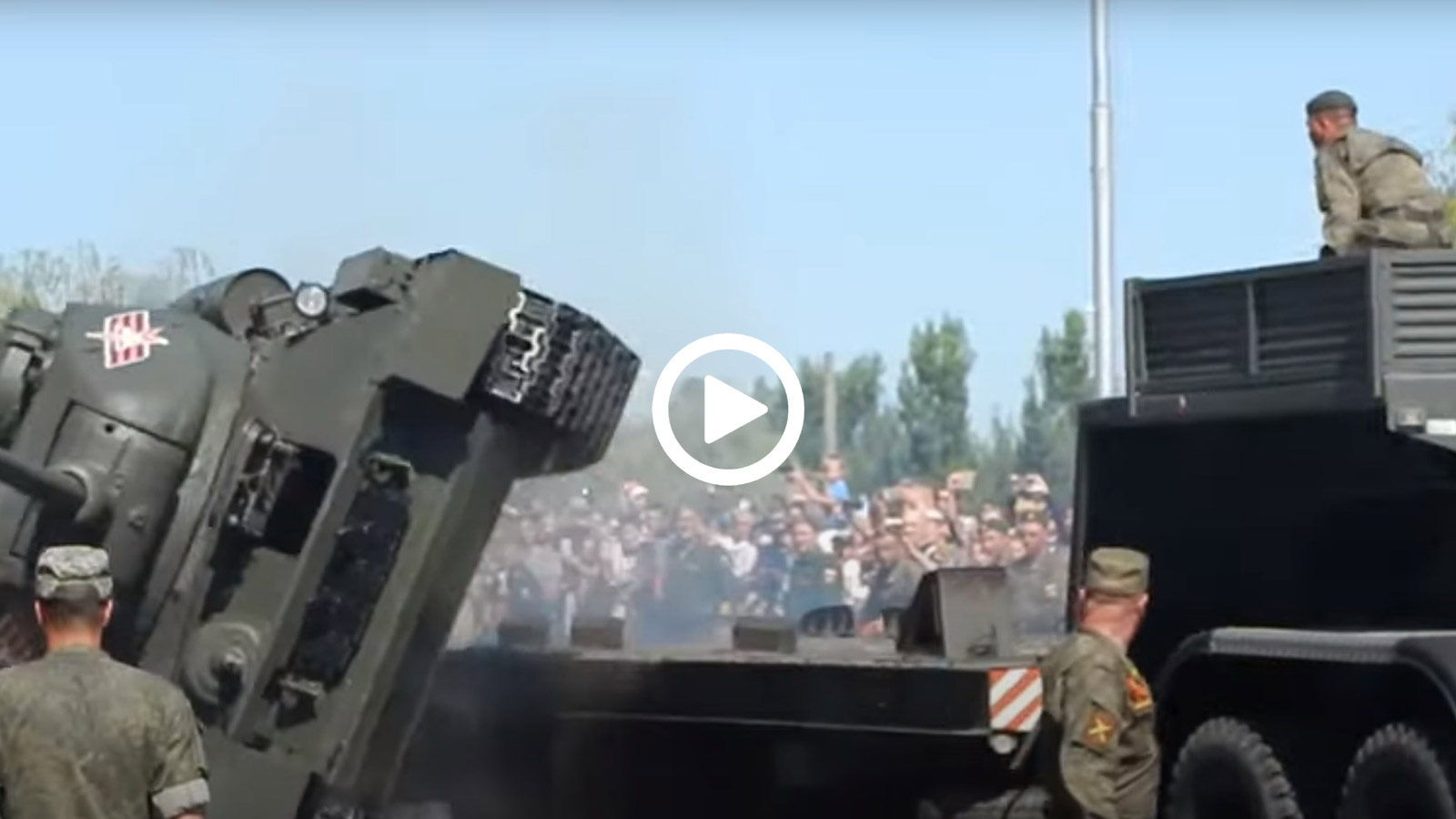 T-34 άρμα μάχης ρεζιλεύεται σε παρέλαση 