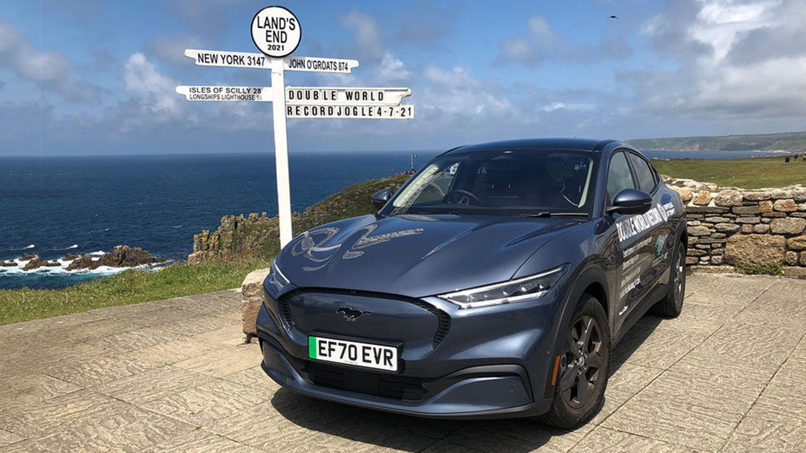 Η Mustang Mach-E στην μία άκρη της Μεγάλης Βρετανίας στο Land's End.
