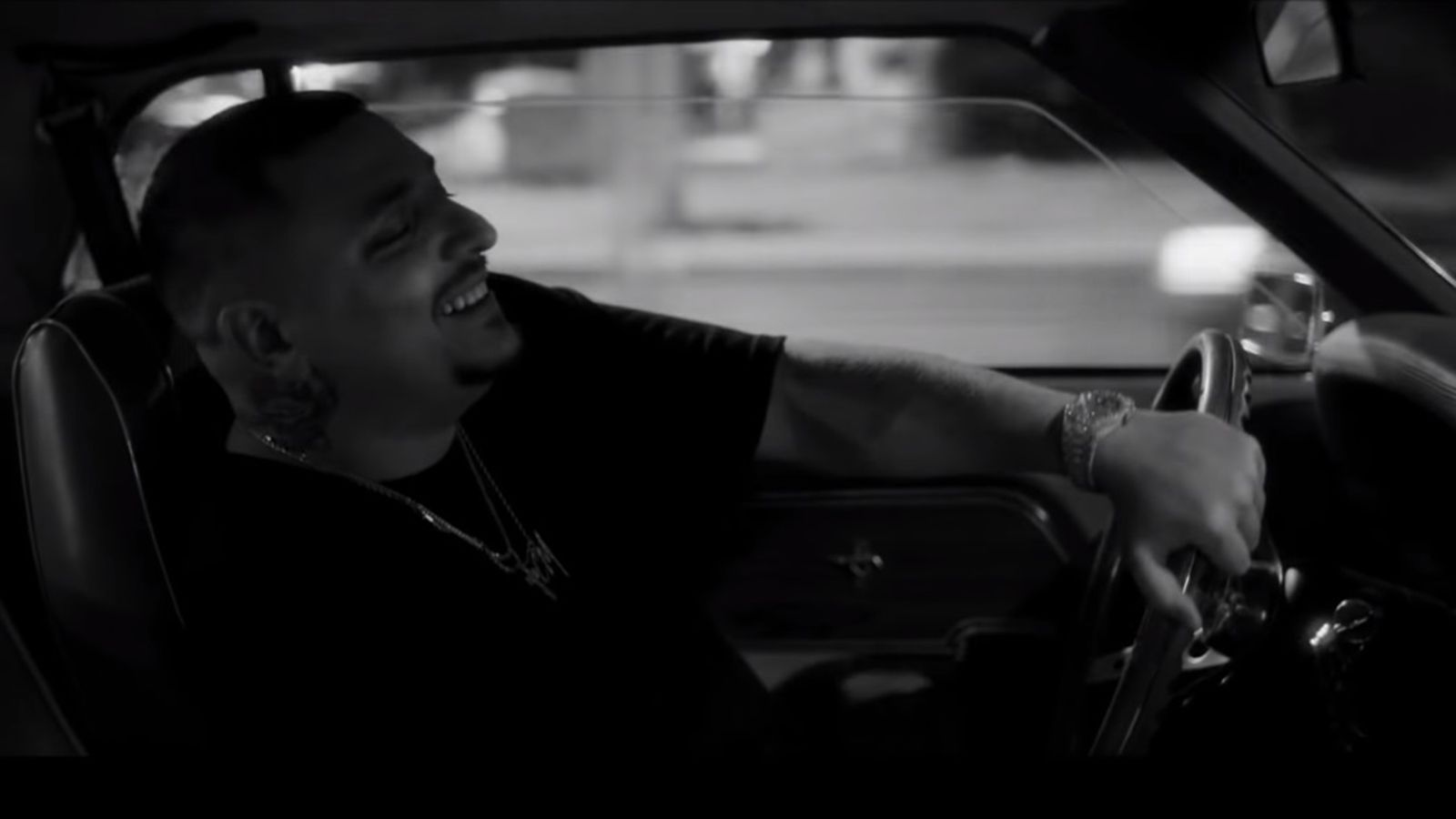 Στιγμιότυπο από το video clip ενός εκ των κομματιών του Mad Clip από το YouTube.