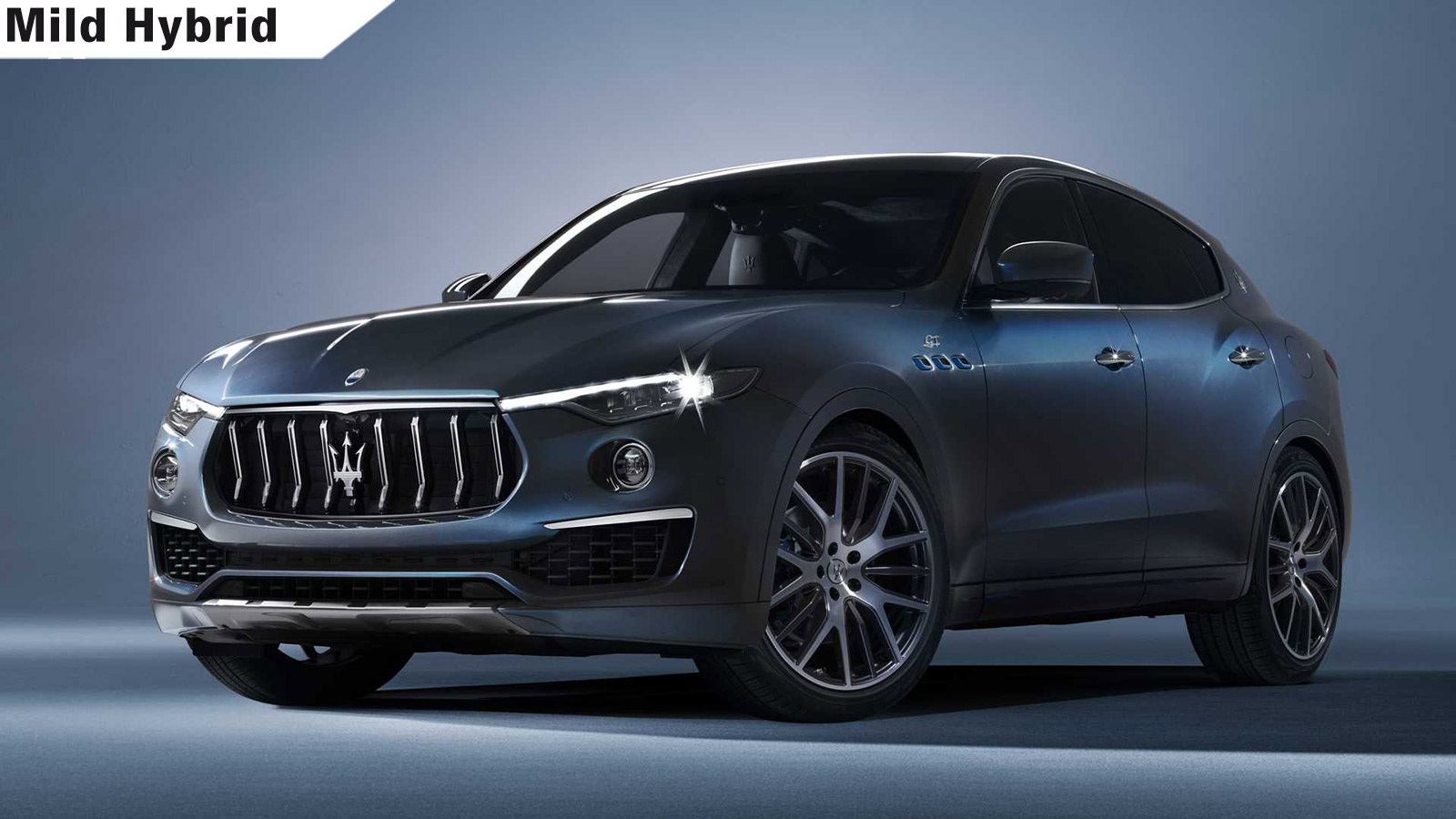 Εξωτερικά, η Levante Hybrid είναι βαμμένη με ένα μεταλλικό χρώμα μπλε απόχρωσης που ονομάζεται Azzurro Astro.
