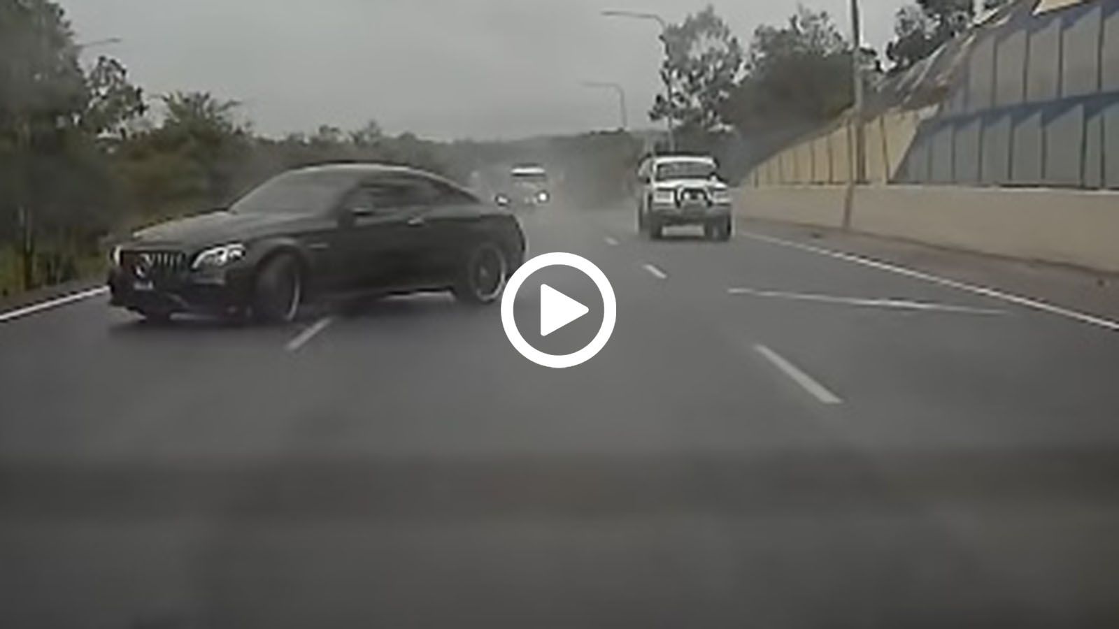 Mercedes «διπλώνει» λόγω βροχής, καταλήγει στα δέντρα