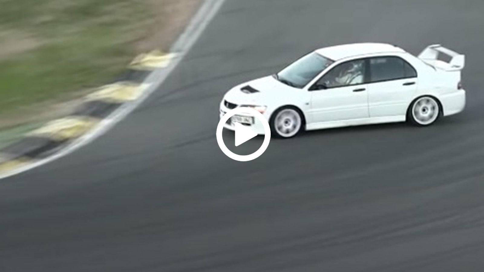 Mitsubishi Evo IX δίνει παράσταση σε πίστα