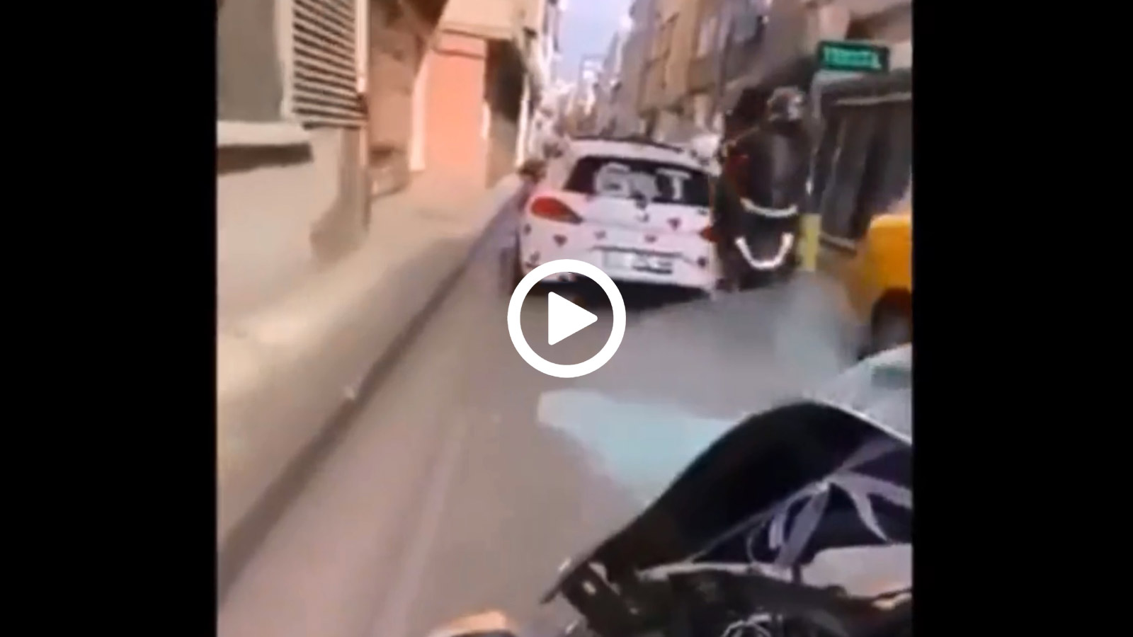 Ατζαμής μηχανόβιος σφηνώνει σε αυτοκίνητα