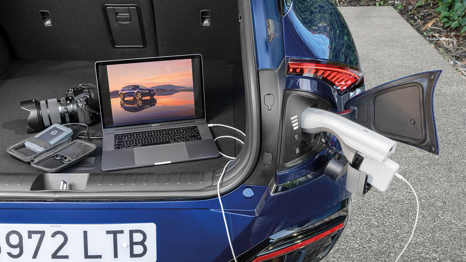 Το Kia EV6 φέρει την τεχνολογία vehicle-to-load, όντας έτσι ικανό να τροφοδοτήσει με ρεύμα ηλεκτρικές συσκευές μέχρι 3,6 kW ή να φορτίσει ένα ηλεκτρικ