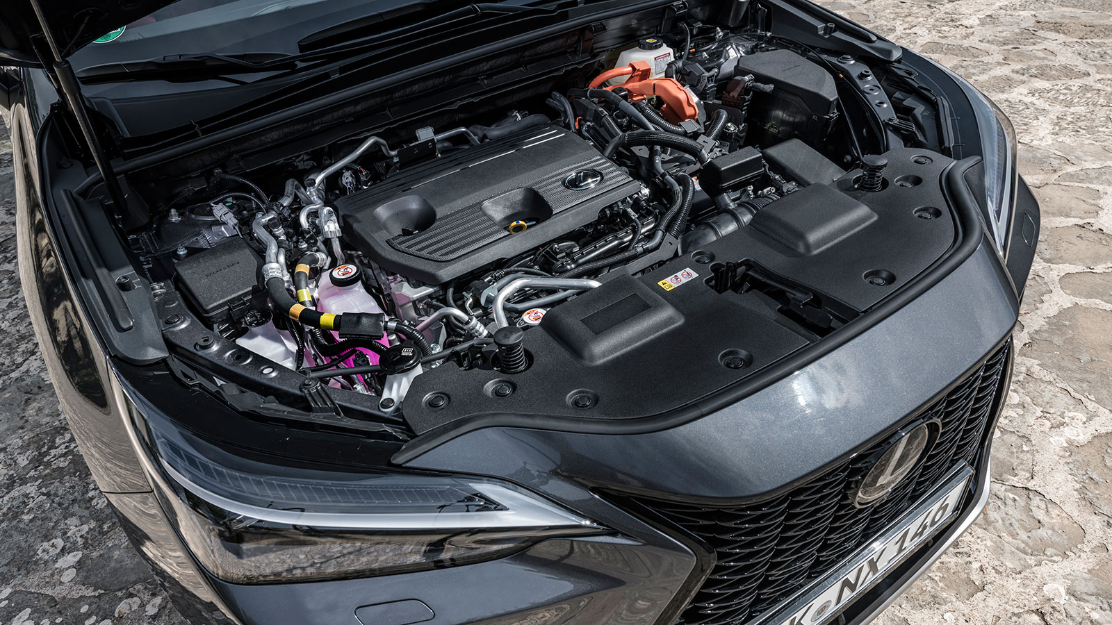 Η plug-in έκδοση NX 450h + συνδυάζει έναν 2,5 λτ. κινητήρα βενζίνης με δύο ηλεκτροκινητήρες και μια μπαταρία χωρητικότητας 18,1 kWh, με τη συνδυαστική