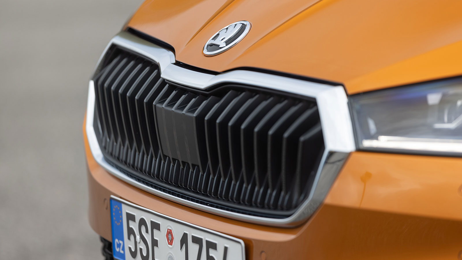 Η σύγχρονη αισθητική της Fabia τονίζεται από διάφορα επιμέρους στοιχεία, όπως η εξάγωνη μάσκα που εφάπτεται στους λεπτούς στάνταρ προβολείς και τα επί
