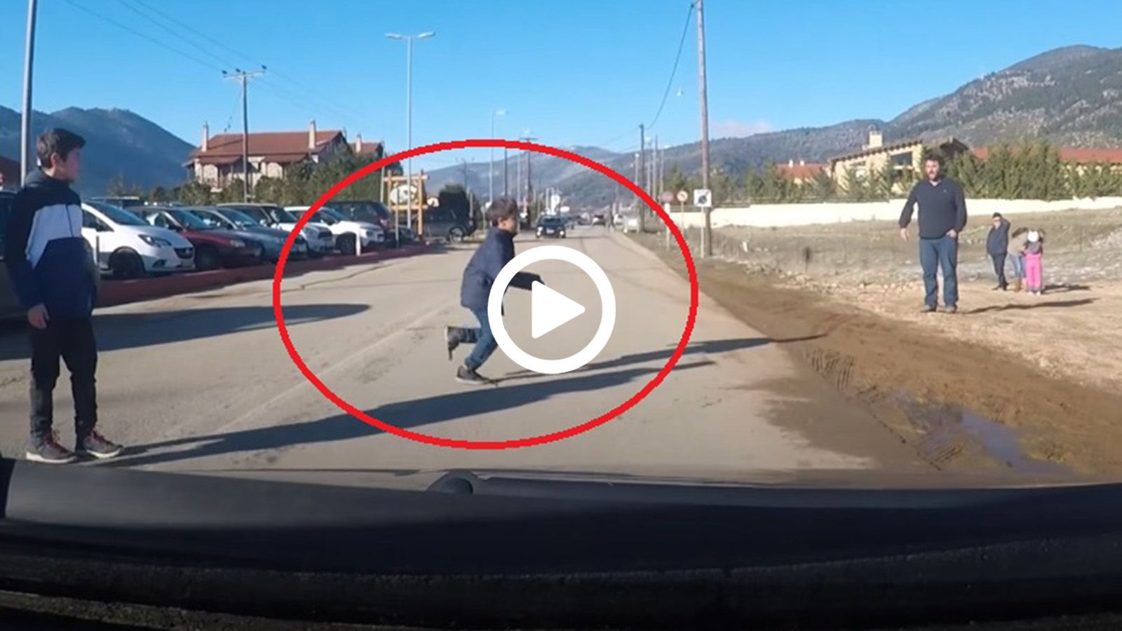 Παιδί πετάγεται μπροστά στον δρόμο, γλιτώνει στο τσακ