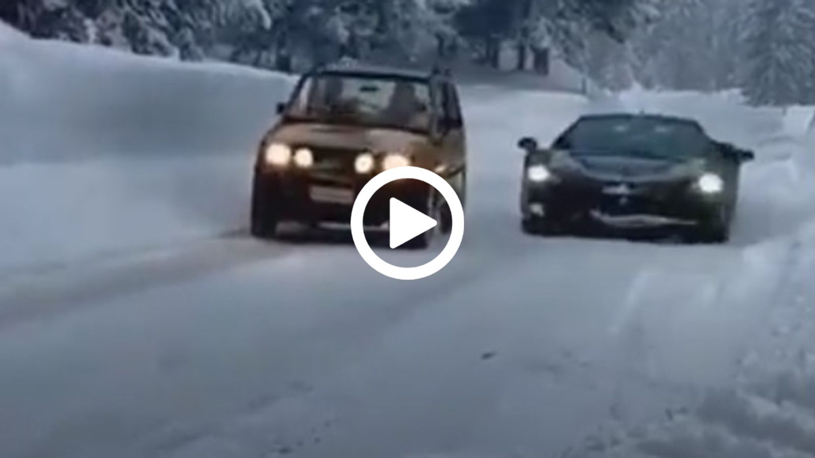Fiat Panda 4x4 τα βάζει με Ferrari SF90 Stradale στο χιόνι!