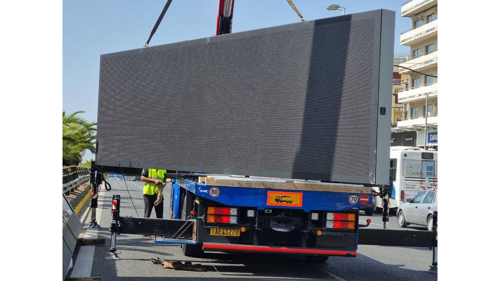 Τοποθετούνται στη Συγγρού οι νέες Full Μatrix πινακίδες