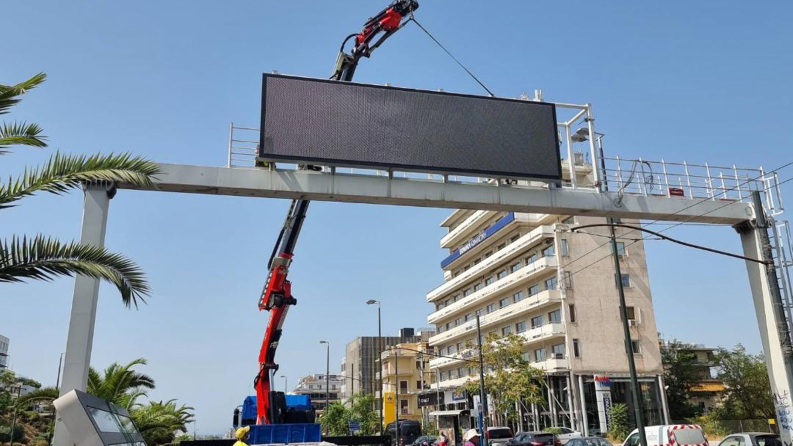 Τοποθετούνται στη Συγγρού οι νέες Full Μatrix πινακίδες