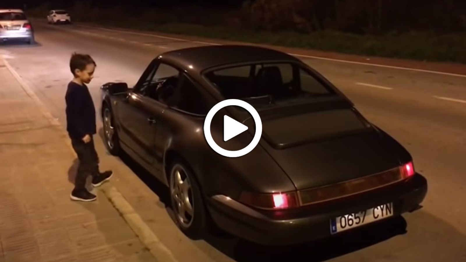 Πιτσιρίκος ερωτεύεται αερόψυκτη Porsche 911