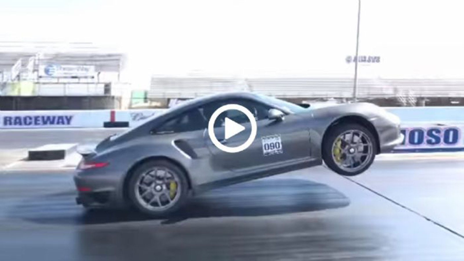Porsche 911 Turbo S σουζάρει καλύτερα και από μοτοσυκλέτα