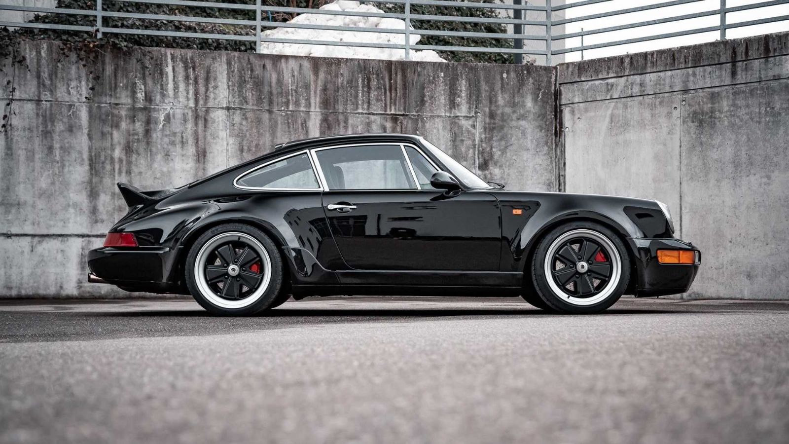 Η Ares Design βελτίωσε την Porsche 964 