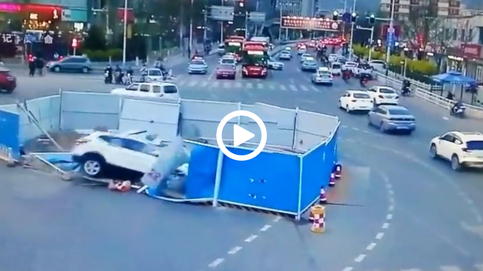 Qashqai πέφτει σε τρύπα στη μέση του δρόμου