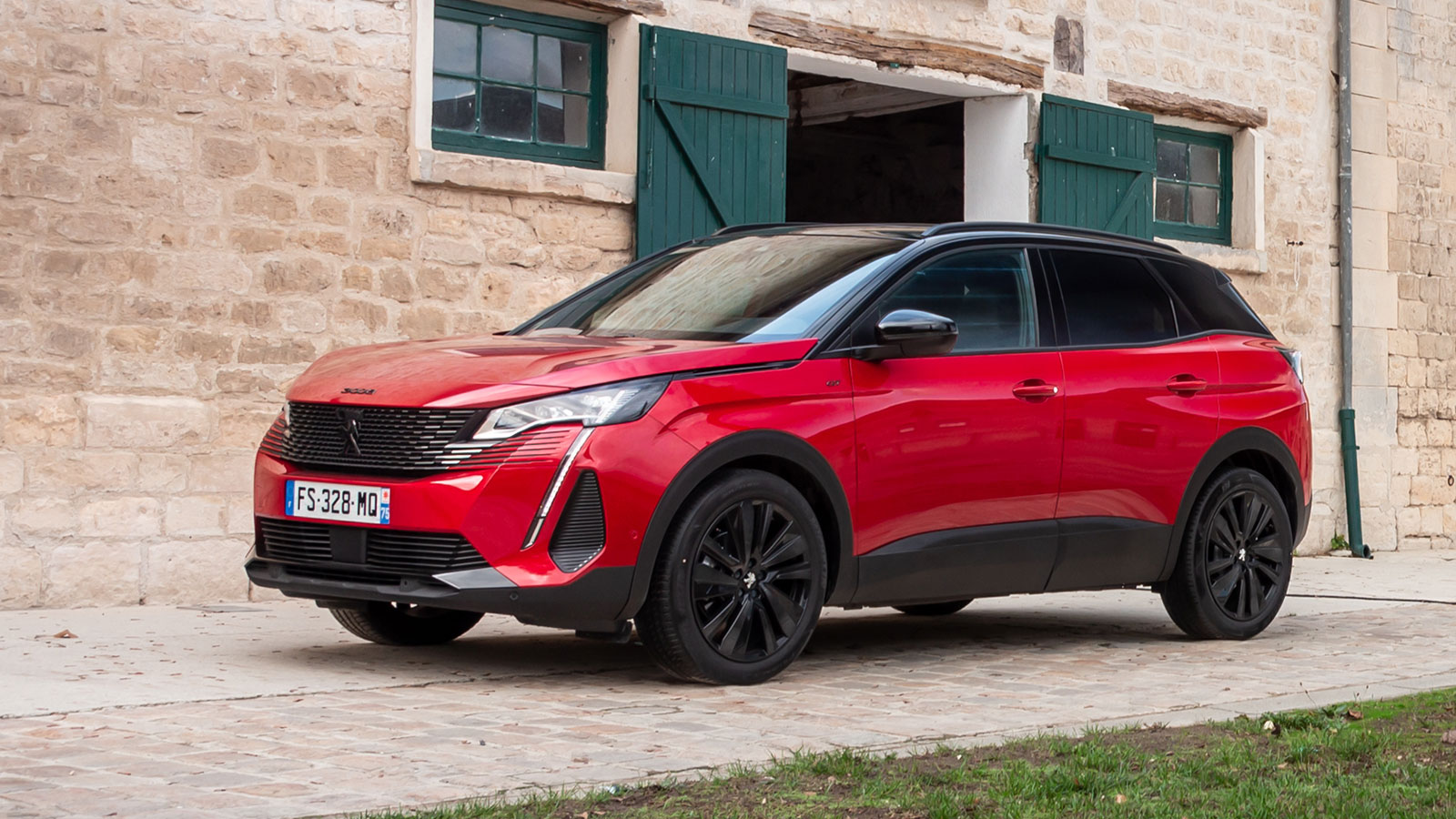 Το επιβλητικό και δυναμικό προφίλ του 
Peugeot 3008 τονίζεται ακόμα περισσότερο στην ανανεωμένη του έκδοση. 