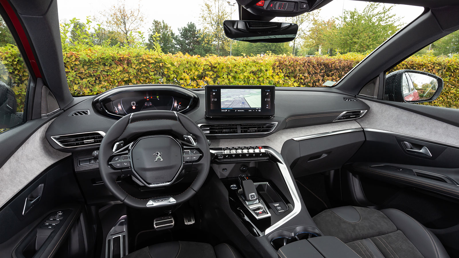 Το εσωτερικό του ανανεωμένου Peugeot 3008 διακρίνεται για το προχωρημένο του design με high-tech στοιχεία και την ποιότητά του.