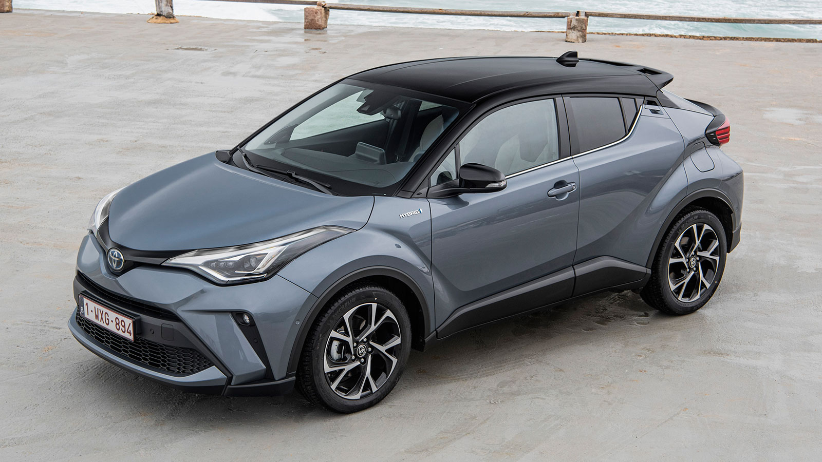 H κουπέ λογική του Toyota C-HR σε συνδυασμό με τις δυναμικές του γραμμές και τις λεπτομέρειες το καθιστούν ένα από τα πιο ξεχωριστά και συνάμα αναγνωρ