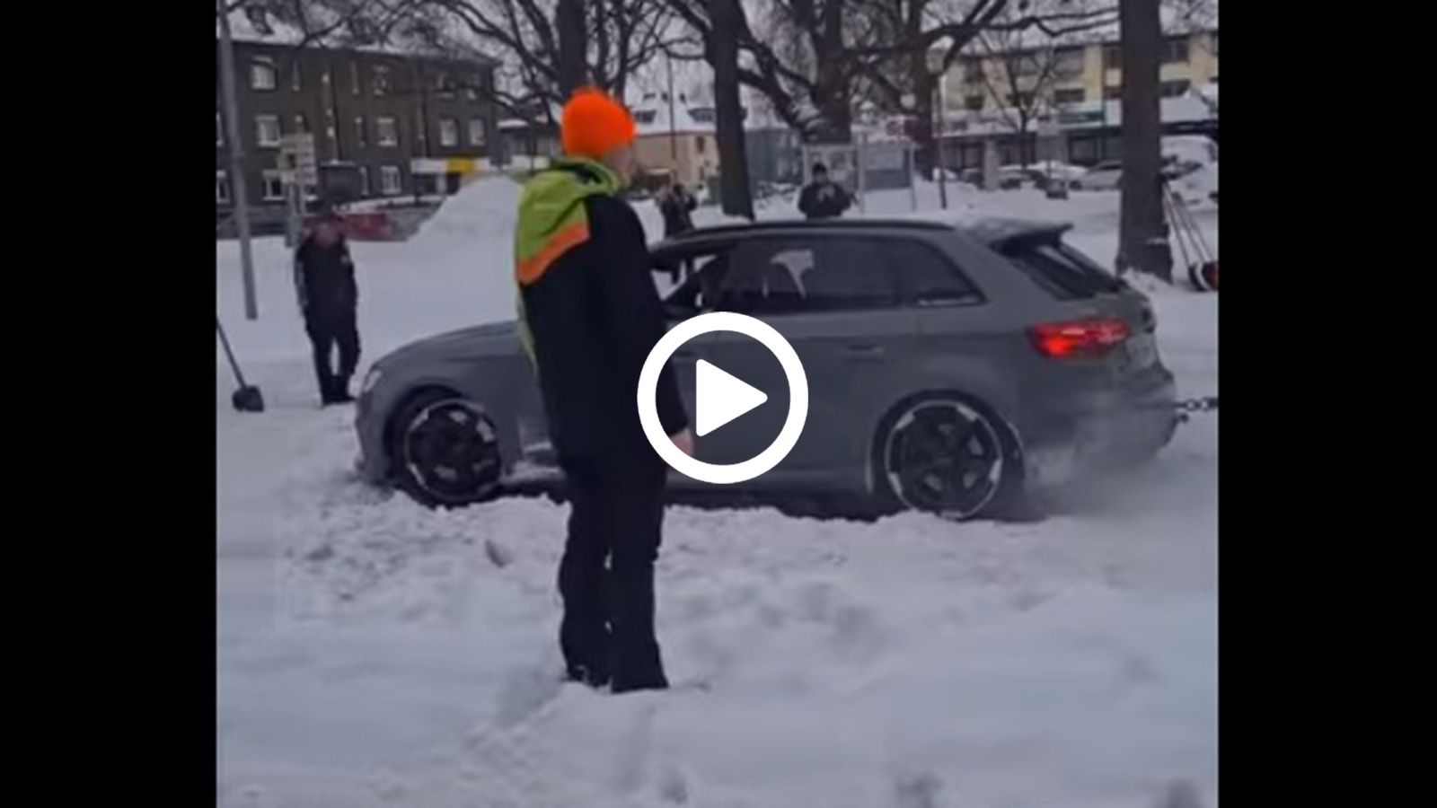 Tετρακίνητο Audi RS3 βγάζει φορτηγό από τα χιόνια
