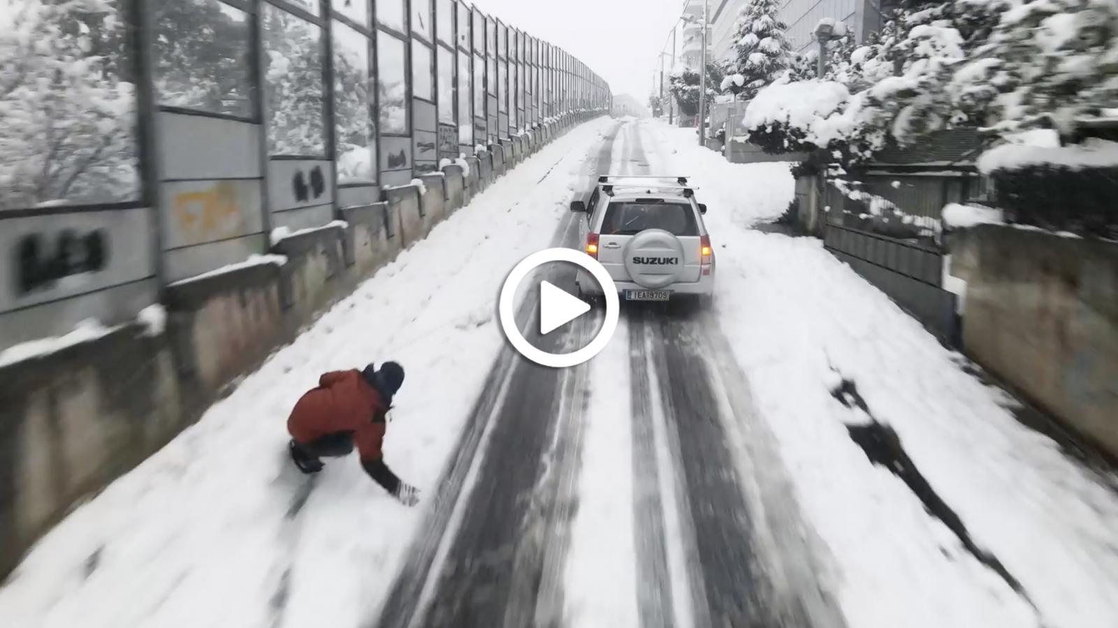 Snowboard στους δρόμους της Αθήνας δεμένος πίσω από Vitara