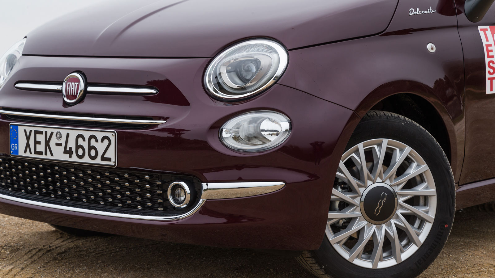 Στο ρετρομοντέρνο αμάξωμα του 500, θα συναντήσουμε αρκετές λεπτομέρειες χρωμίου, στο πλαισίωμα της μάσκας, στις χειρολαβές, στις πόρτες και στον πίσω 